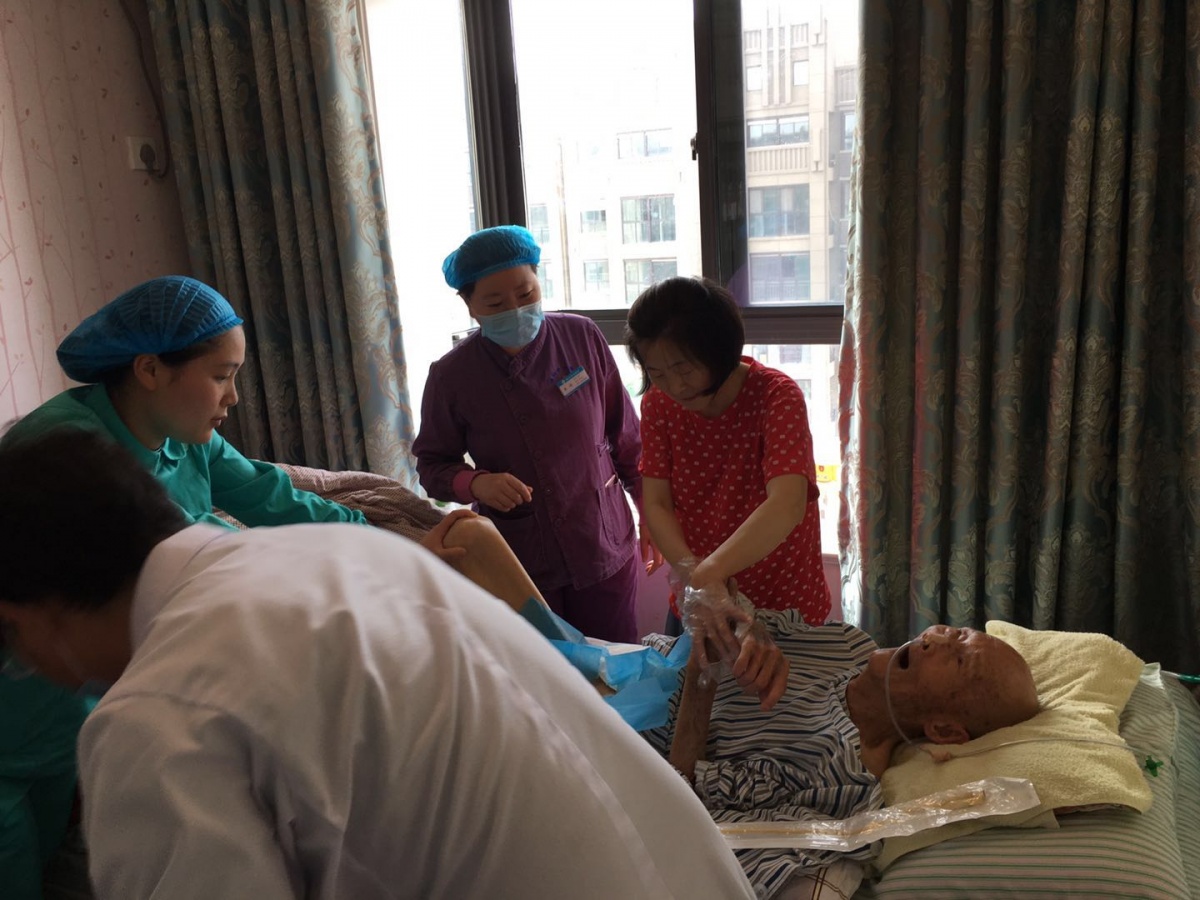 图1:给张老换膀胱造瘘管.jpg