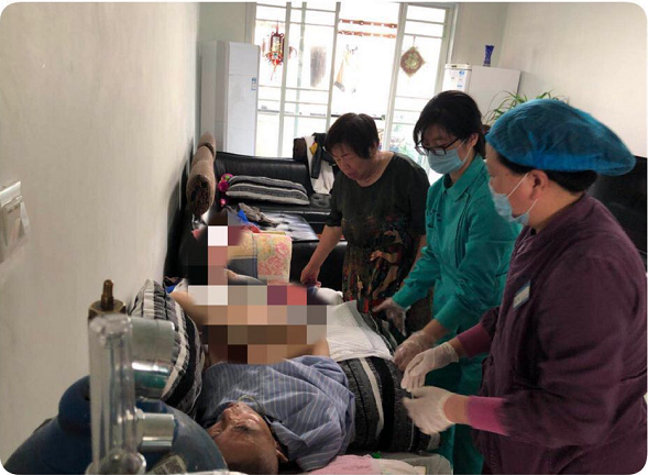 图5:王玲护士长与夏青护士手把手教家属翻身拍背技巧.png